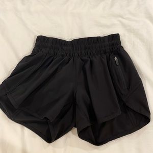 lulu lemon tracker shorts, black, size 4, barely worn, good condition